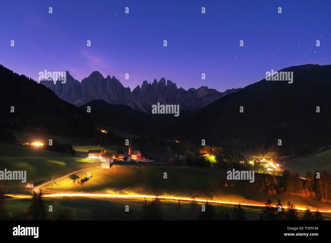 Nacht Sternenhimmel über Santa Maddalena Dorf in den Dolomiten Alpen Italien Stockfoto