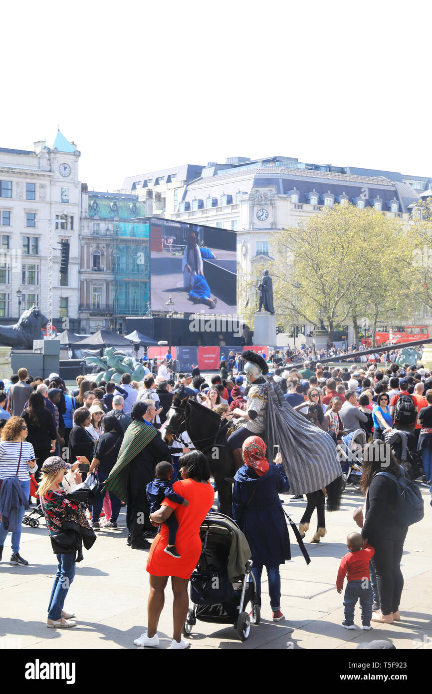 Tausende für die Wintershall Passion Play 2019 versammelt, auf dem Trafalgar Square, Central London, UK Stockfoto
