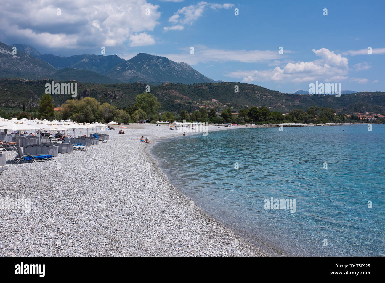 Der Strand in der Nähe von Elies Hotel im Dorf Kardamyli mit Taygetus Berge im Hintergrund in der Mani Halbinsel des Peloponnes, Griechenland Stockfoto