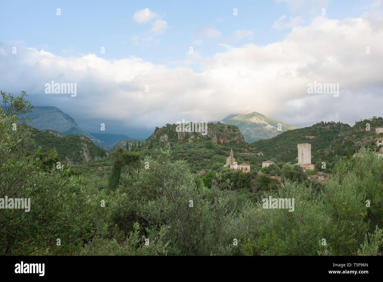 Blick auf die Altstadt von Kardamyli auf Sommer Tag inklusive einem Turm Haus und Taygetus Berge der Halbinsel Mani, Peloponnes, Griechenland Stockfoto