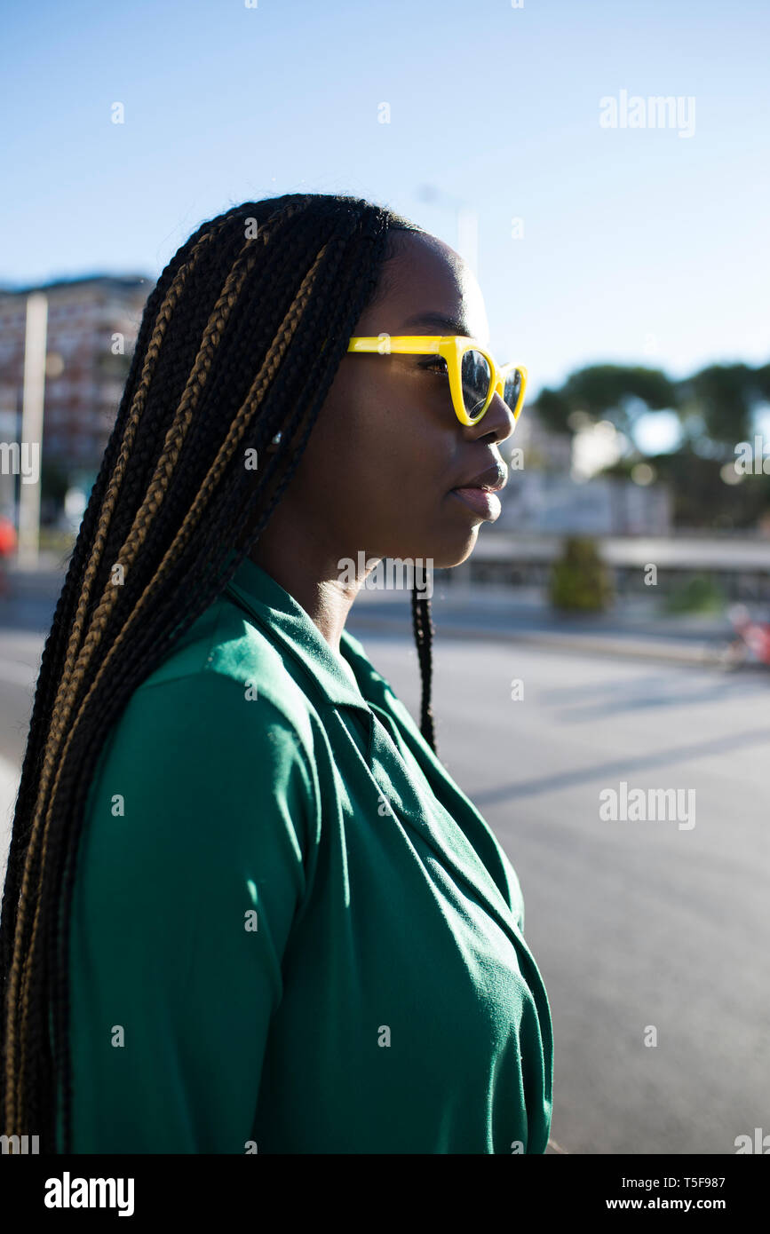 Schwarze Frau tragen gelbe Sonnenbrille in Madrid Stockfoto