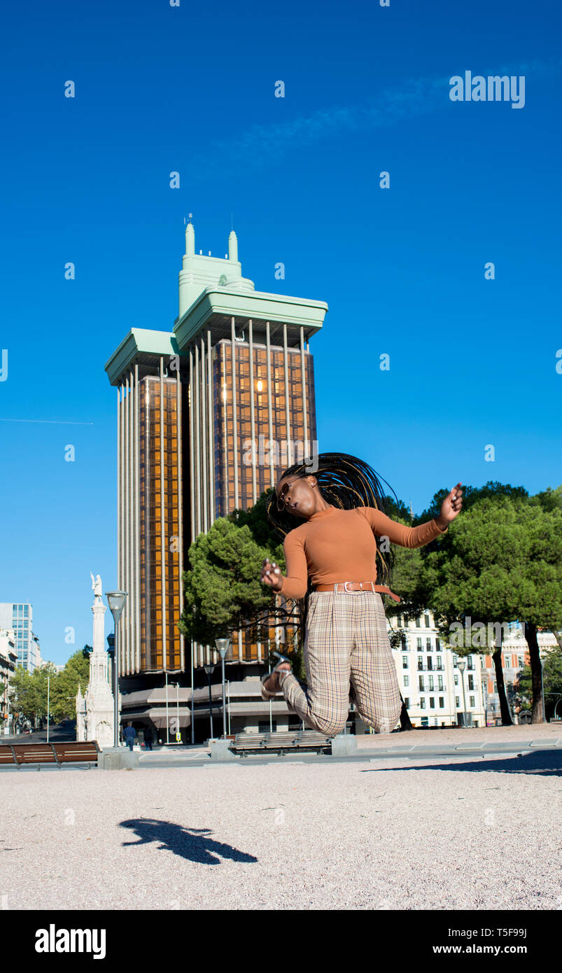 Stilvolle Frau Spaß und Springen in Madrid Stockfoto