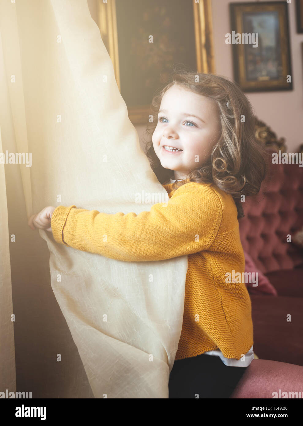 Portrait von Mädchen Kleinkind in ein Wohnzimmer mit barocken Dekor. Stockfoto