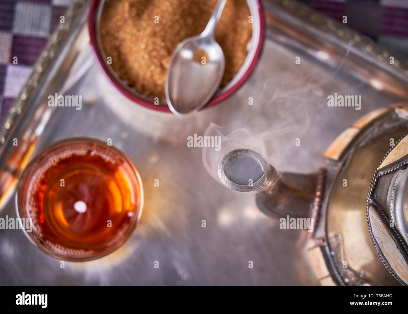 Anzeigen von Essen und Trinken auf einem silbernen Tablett serviert. Stockfoto