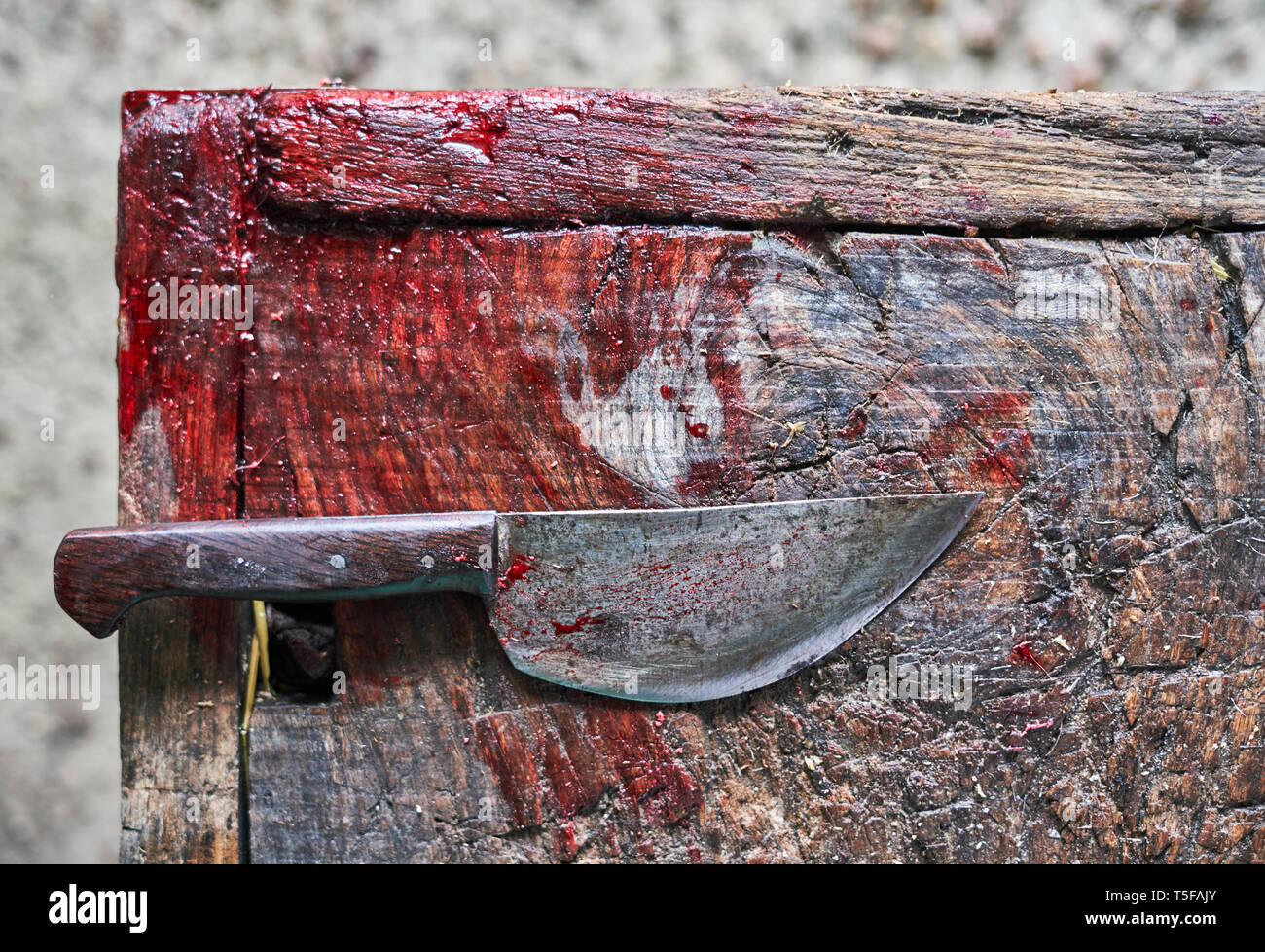 Messer mit Blut an der Bodenplatte aus Holz Stockfoto