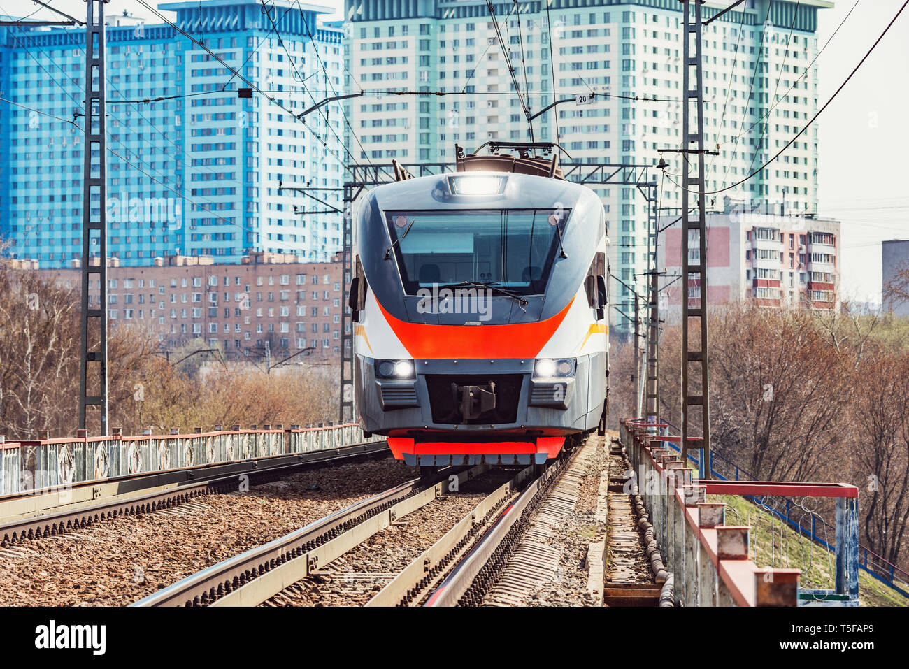 Moderne high speed Zug kommt auf die Station am Tag Zeit. Moskau. Russland. Stockfoto