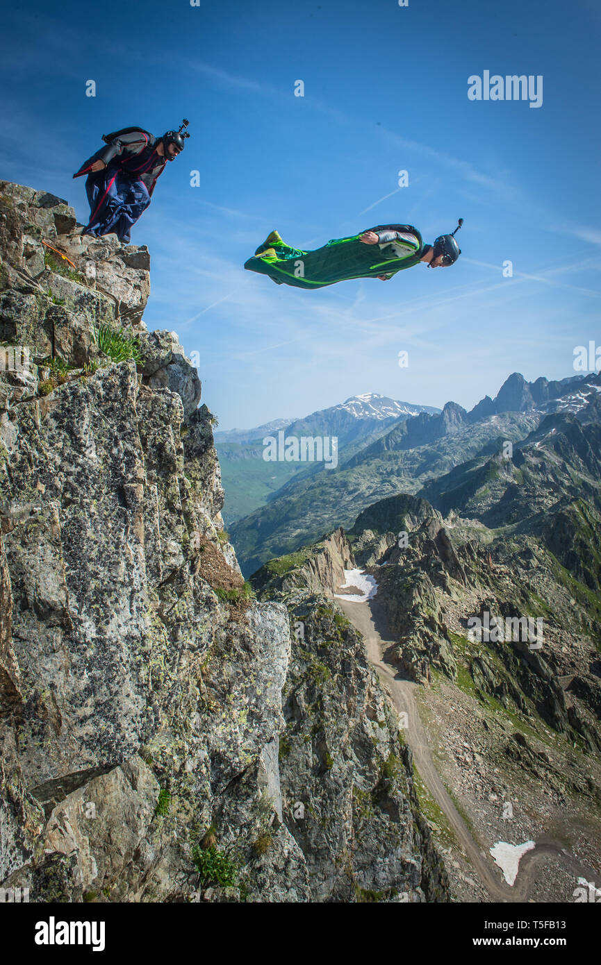 CHAMONIX, Frankreich - 04. Juli: zwei wingsuit Jumper springt von einer Klippe in Frankreich, Auvergne, Rhône-Alpes, Chamonix, Frankreich am 4. Juli 2015 in Chamonix, Frankreich. (Foto von Fred Marie/Kunst in uns Allen/Corbis über Getty Images) Stockfoto