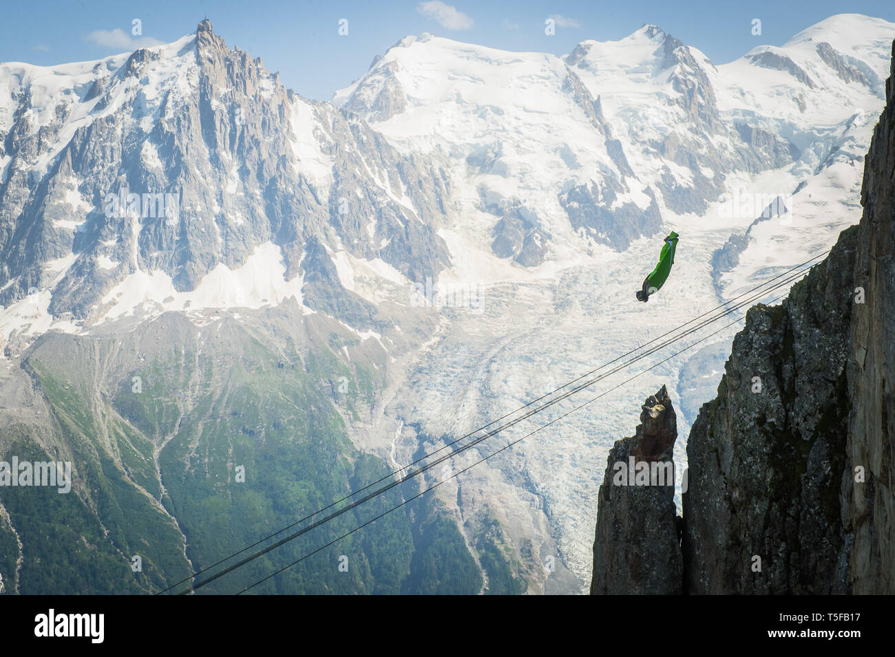 CHAMONIX, Frankreich - Juli 04: eine wingsuit Jumper in brevent, Auvergne, Rhône-Alpes, Chamonix, Frankreich am 4. Juli 2015 in Chamonix, Frankreich. (Foto von Fred Marie/Kunst in uns Allen/Corbis über Getty Images) Stockfoto