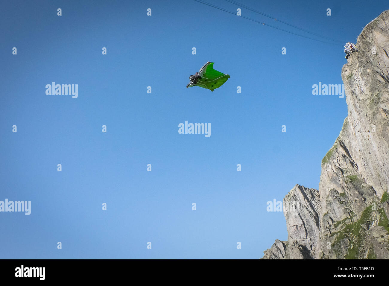 CHAMONIX, Frankreich - Juli 05: ein wingsuit Jumper springt von einer Klippe in Frankreich, Auvergne, Rhône-Alpes, Chamonix, Frankreich am 5. Juli 2015 in Chamonix, Frankreich. (Foto von Fred Marie/Kunst in uns Allen/Corbis über Getty Images) Stockfoto