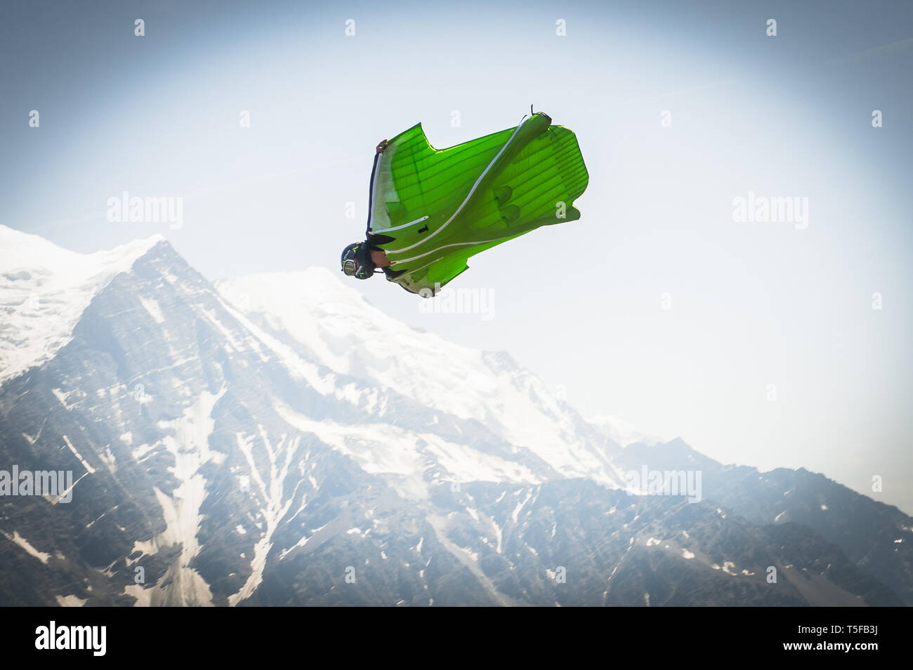 CHAMONIX, Frankreich - Juli 04: eine wingsuit Jumper in brevent, Auvergne, Rhône-Alpes, Chamonix, Frankreich am 4. Juli 2015 in Chamonix, Frankreich. (Foto von Fred Marie/Kunst in uns Allen/Corbis über Getty Images) Stockfoto