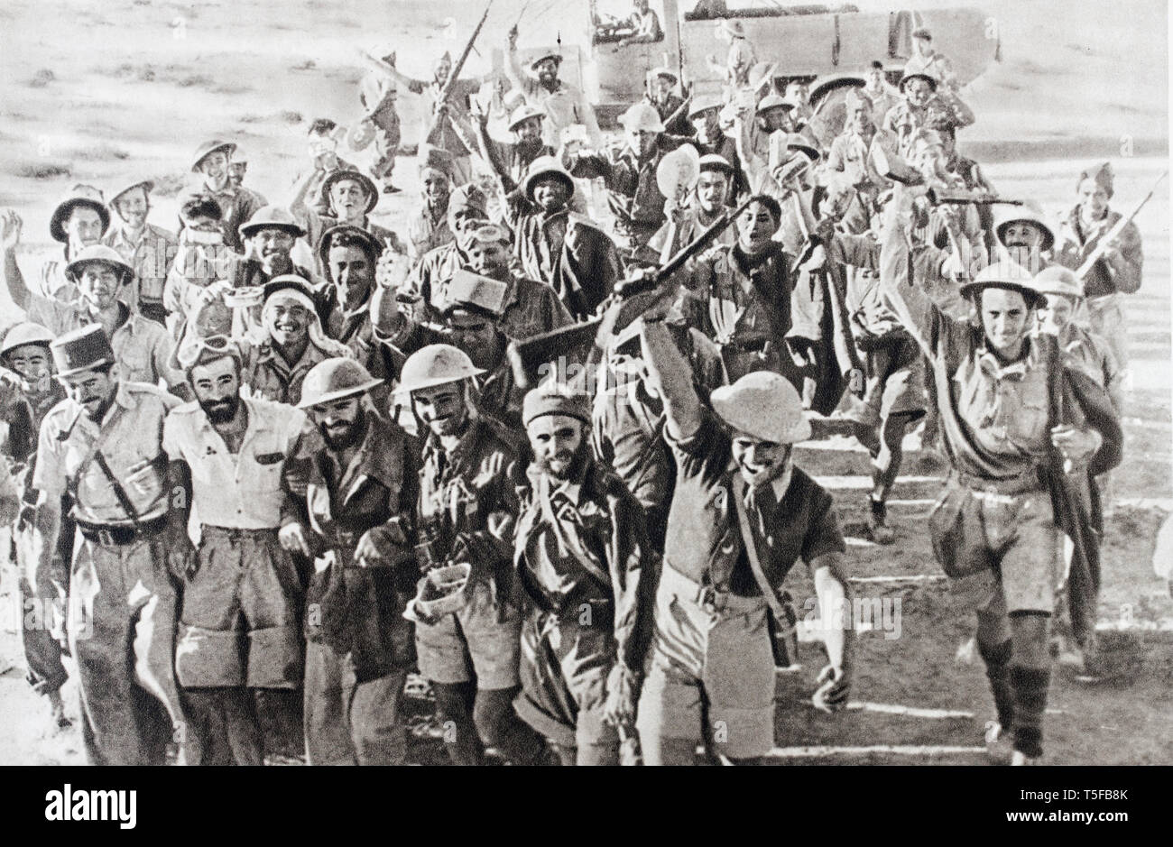 Die Kämpfer von Bir Hakeim (eine Oase in der Libyschen Wüste im Süden und Westen von Tobruk. 1942). Die Soldaten der 1. französischen Brigade bedeckt sich w Stockfoto