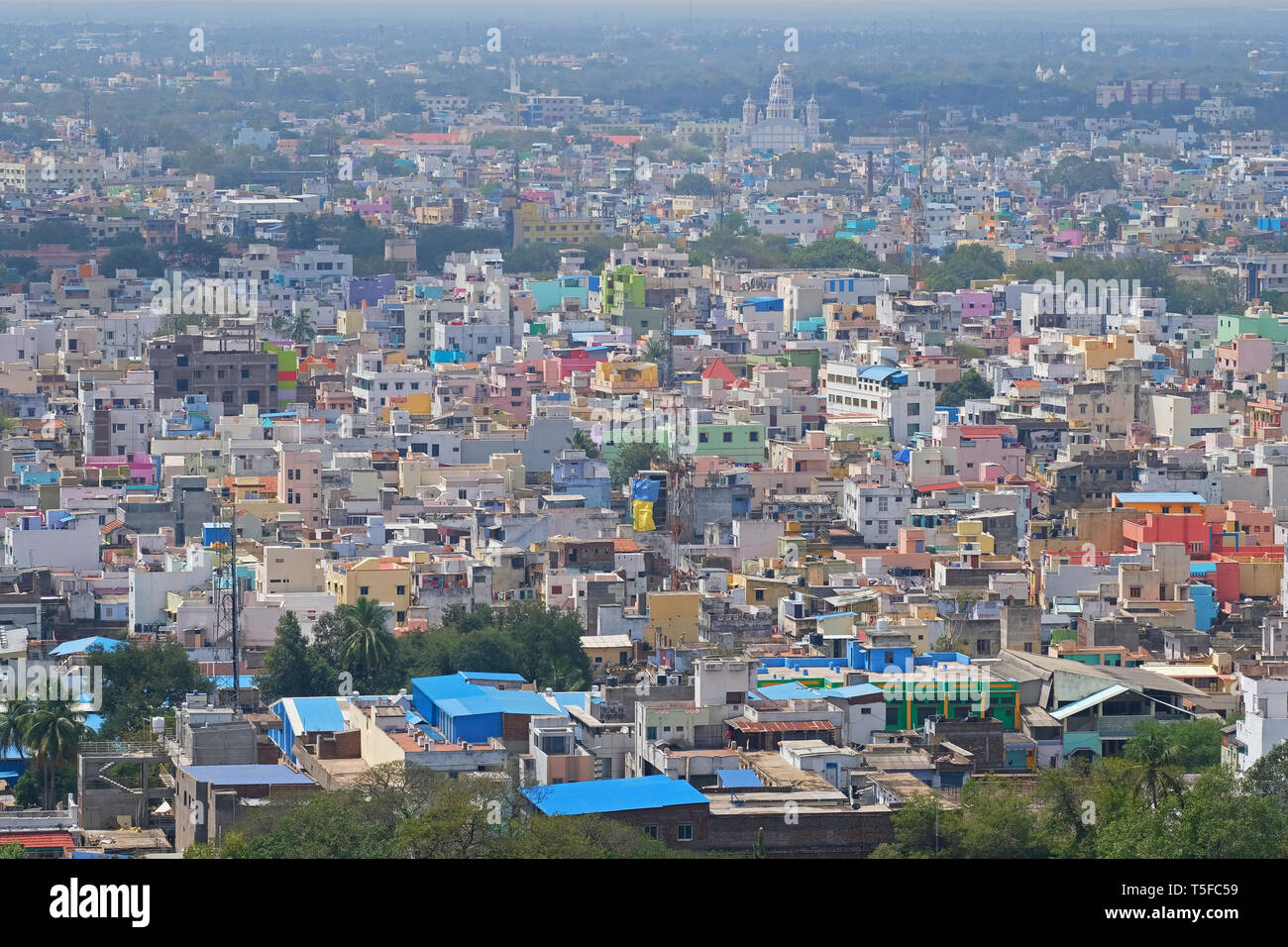 Luftaufnahme der bunten Gehäuse in der dicht besiedelten Stadt Trichy in Tamil Nadu, Indien Stockfoto