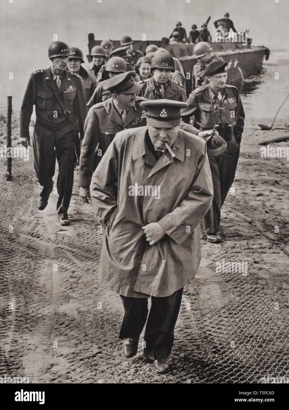Churchill über den Rhein, durch Marschall Montgomery, General Sir Alan Brooke, Generalstabschef begleitet, und eine Gruppe von Verbündeten senior aus Stockfoto