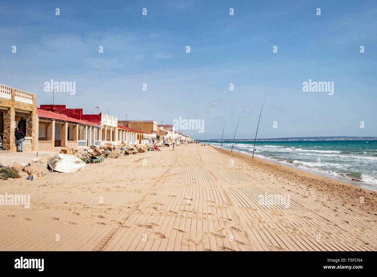 Angeln und Ferienwohnungen durch die El Pinet Strand in Alicante Spanien Stockfoto