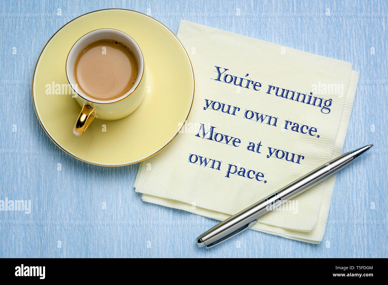 Sie haben Ihr eigenes Rennen. Bewegen sich mit Ihren eigenen poace. Inspirational Handschrift auf eine Serviette mit einer Tasse Kaffee. Stockfoto
