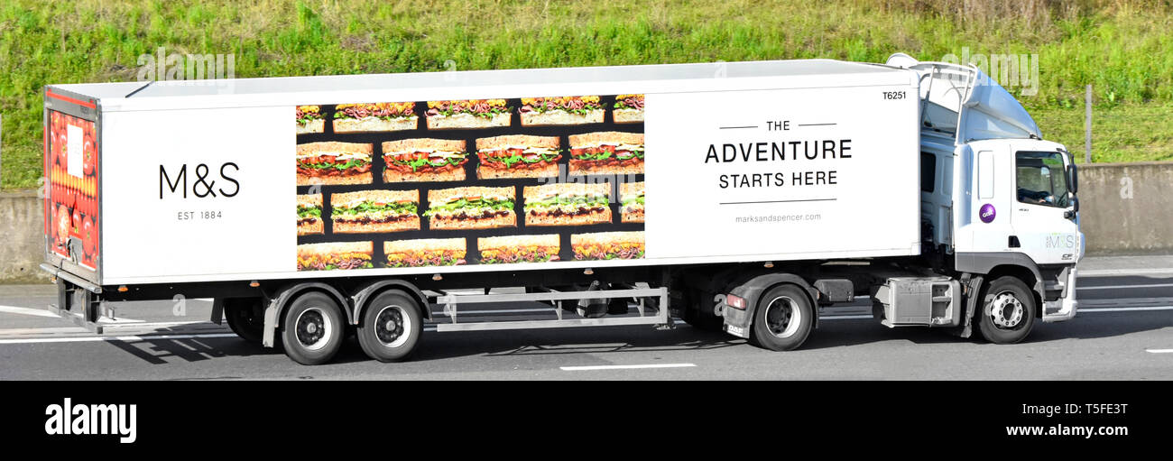 Seitenansicht des M&S Lkw Lebensmittelkette Gist Lkw Lkw & Werbung für Marks und Spencer Sandwich auf artikuliert Anhänger fahren Auf de Autobahn Stockfoto