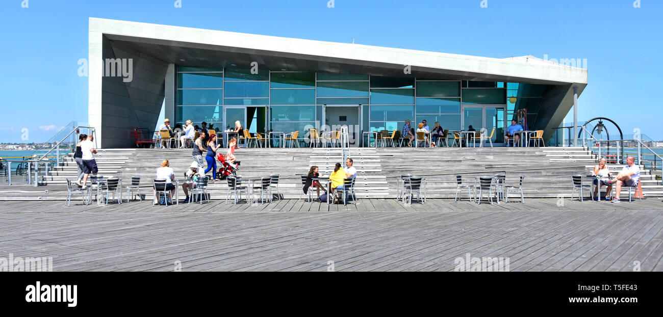 Southend Pier modernes Gebäude & Architektur an der Royal Pavilion Pier Head café Menschen essen aus Southend on Sea River Thames Estuary Essex England Großbritannien Stockfoto