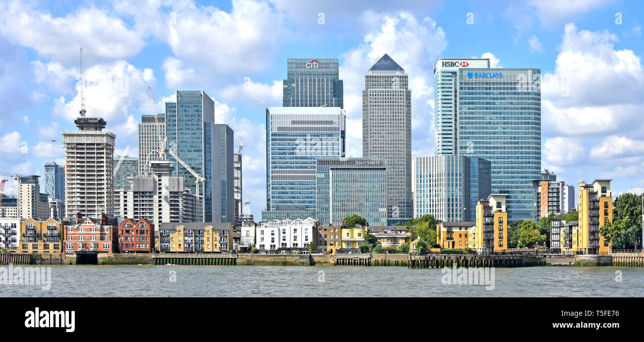 Panoramablick auf die urbane Landschaft Ansicht & Skyline von London Docklands Canary Wharf Financial District Wolkenkratzer hoch über dem Fluss Themse Tower Hamlets GROSSBRITANNIEN Stockfoto