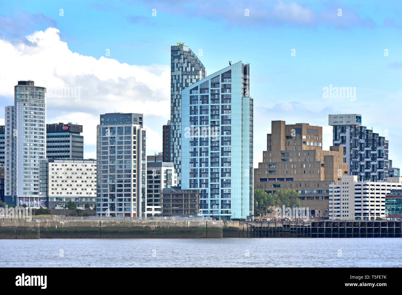 Modernes hohes Riverside Sehenswürdigkeiten Wohnen & Büro Gebäude am Ufer des Flusses Mersey Waterfront Skyline von Liverpool Merseyside England Großbritannien Stockfoto