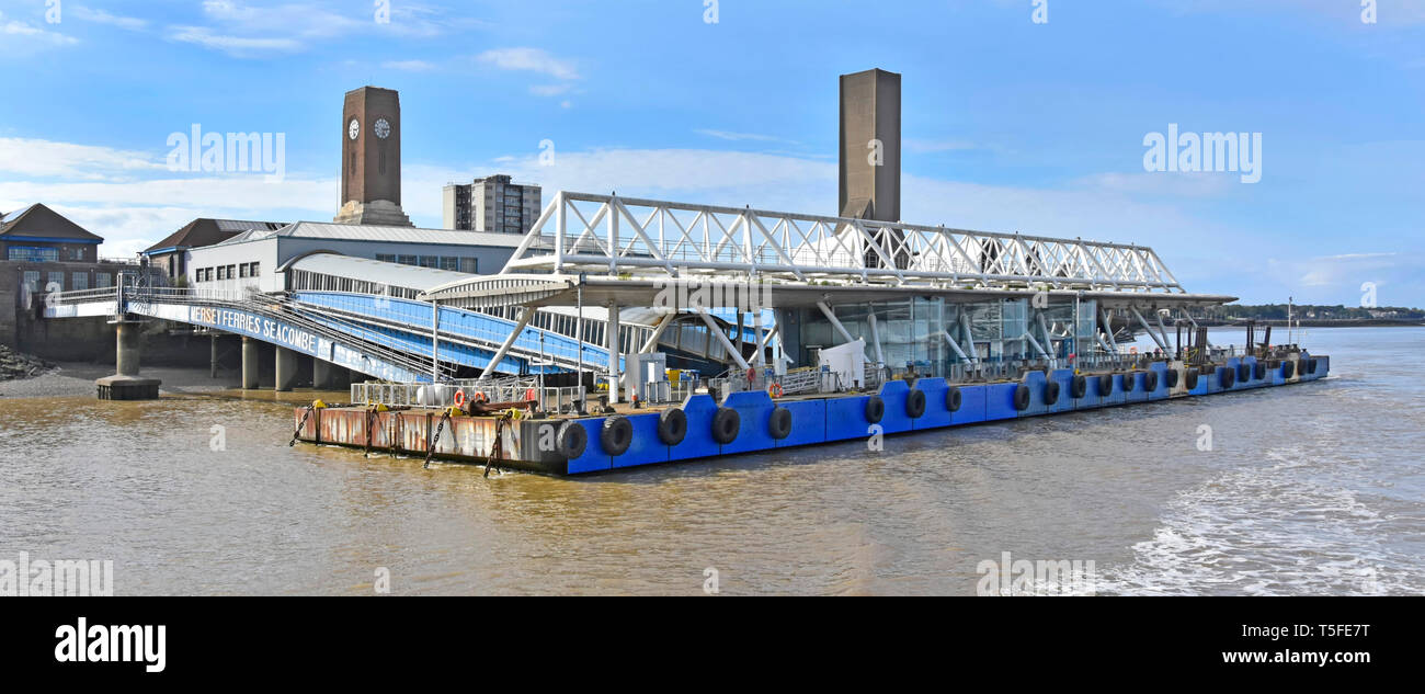 Seacombe Pontoon Bootssteg auf Wirral Halbinsel für die Mersey Ferries Fähre der öffentlichen Verkehrsmittel am Fluss Mersey Abluftschacht jenseits DE Stockfoto