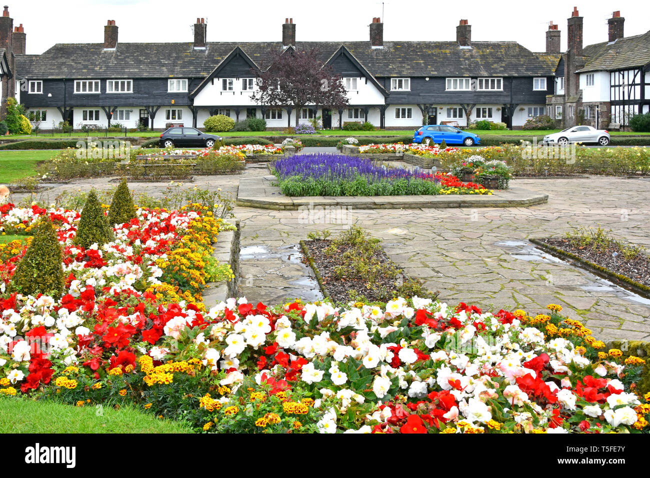 Reihenhäuser in Port Sunlight Modell Dorf Blumen im öffentlichen Garten Alle durch Hebel Brüder für Fabrikarbeiter Wirral Merseyside England England Stockfoto