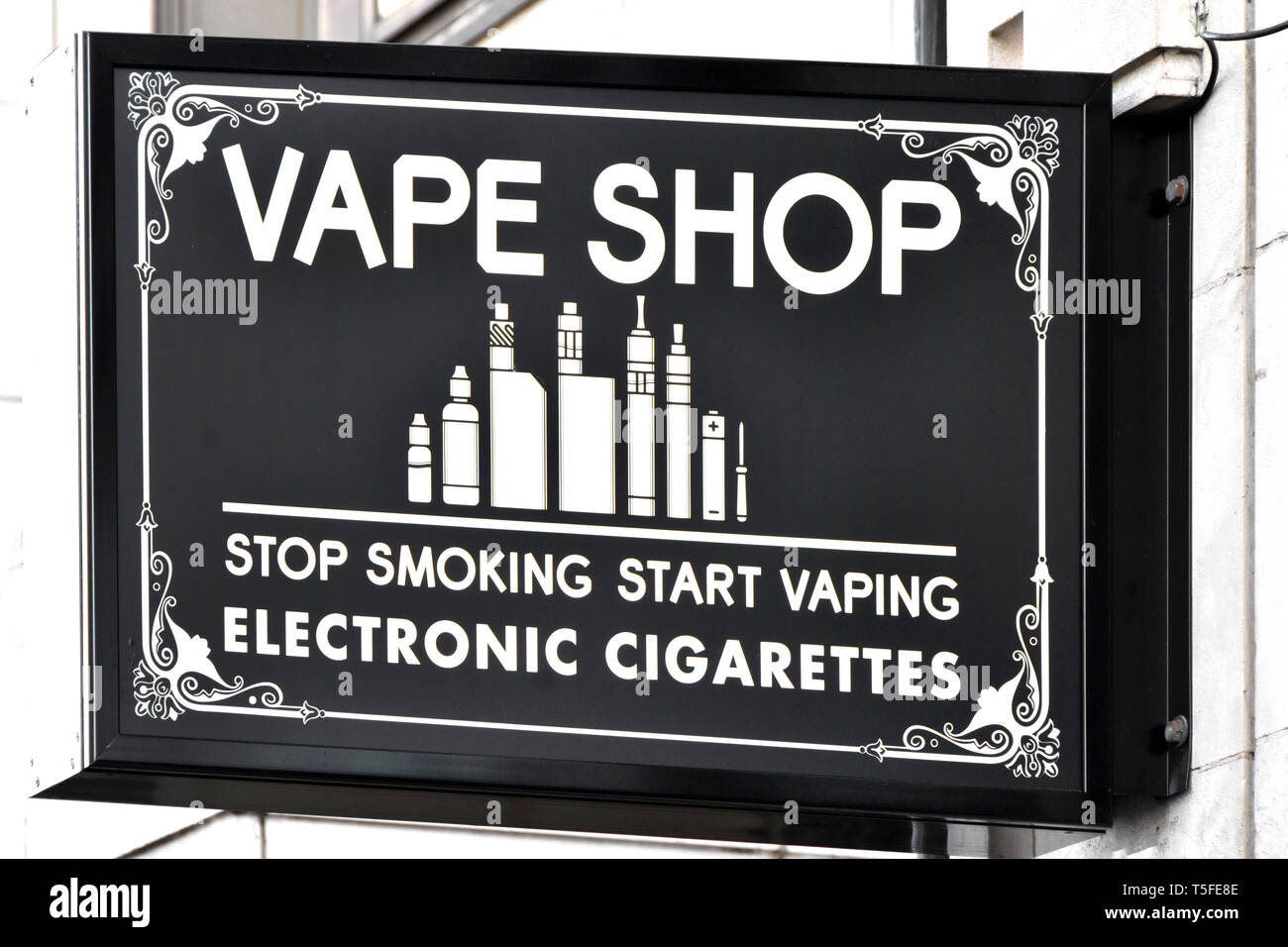 Vape Shop anmelden Verkaufen e Zigarette oder elektronische Zigaretten als  tragbare elektronische Geräte mit e Saft & andere rauchen Zubehör London  England Großbritannien Stockfotografie - Alamy