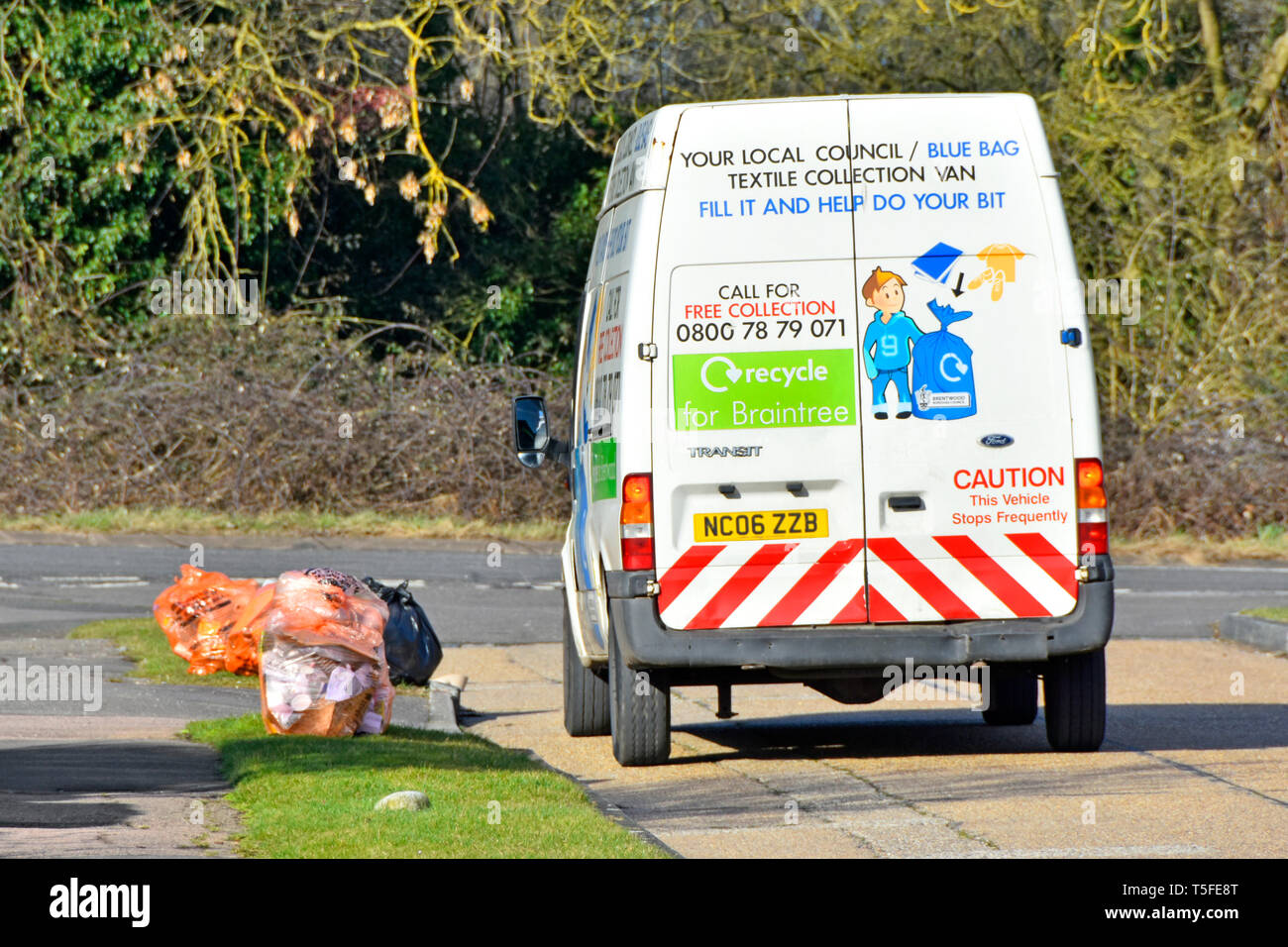 Ford Transit van für Haushalt Textilien Bekleidung Kollektion für Recycling Kleidung von Hausmüll in Säcken getrennt für die Lkw-UK Stockfoto