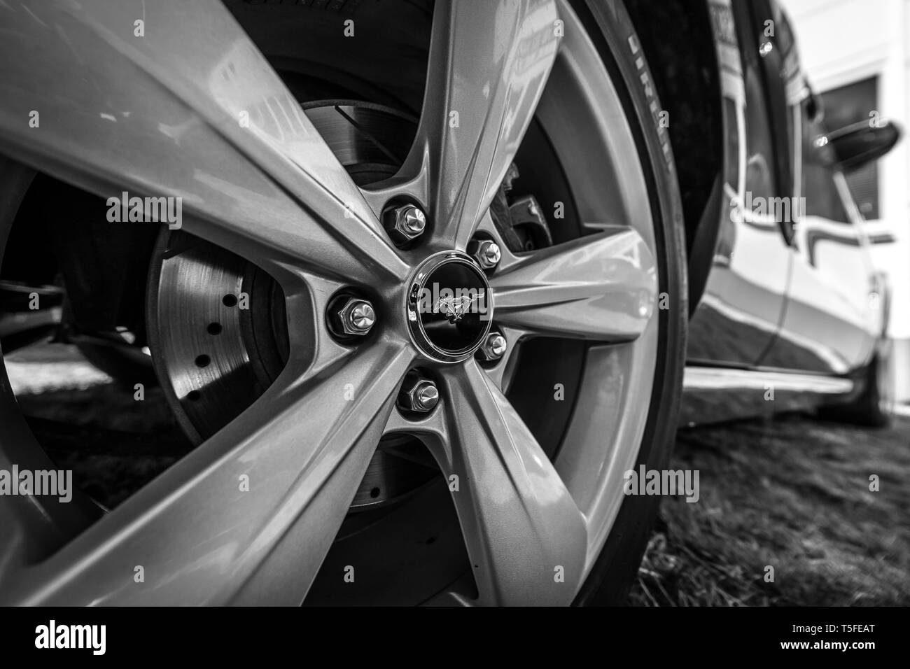 BERLIN - Mai 05, 2018: Rad der Pony Car Ford Mustang, close-up. Schwarz und Weiß. Stockfoto