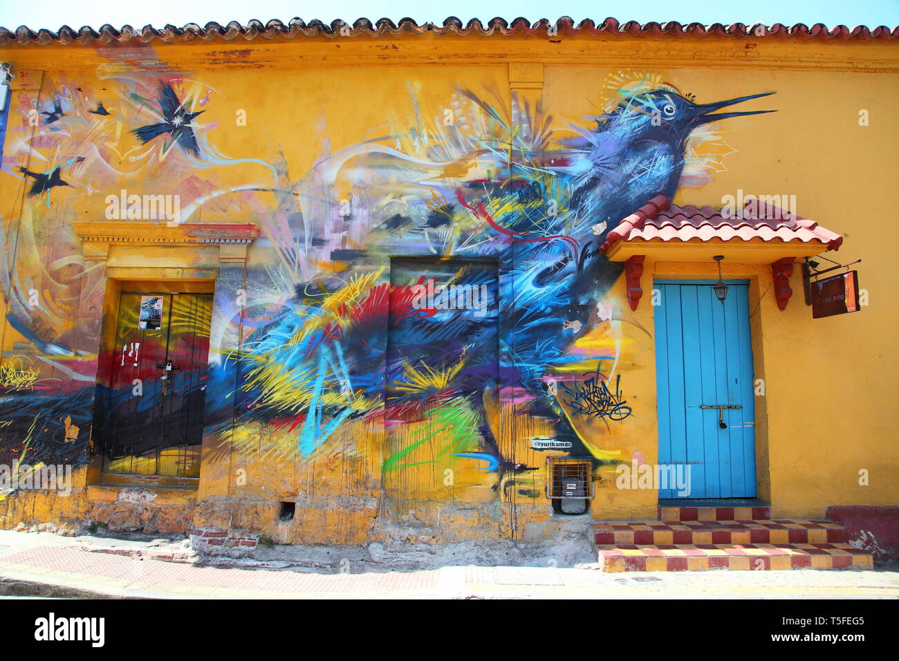 Bunt bemalten Haus front mit street art von Vogel im Stadtteil Getsemani Cartagena in Kolumbien Stockfoto