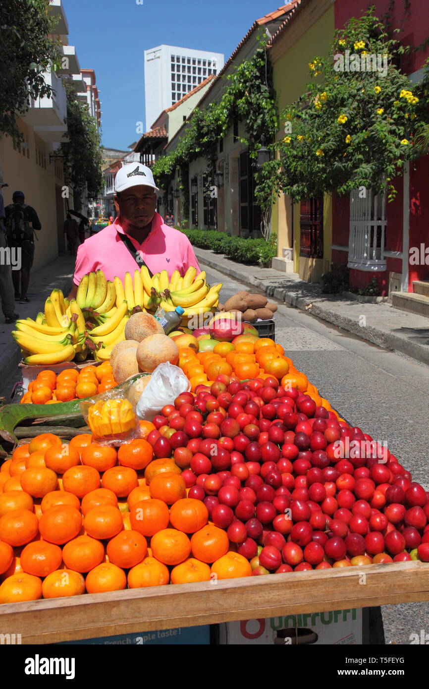 Straße Verkäufer mit einem Karren mit Obst im Stadtteil Getsemani Cartagena in Kolumbien Stockfoto