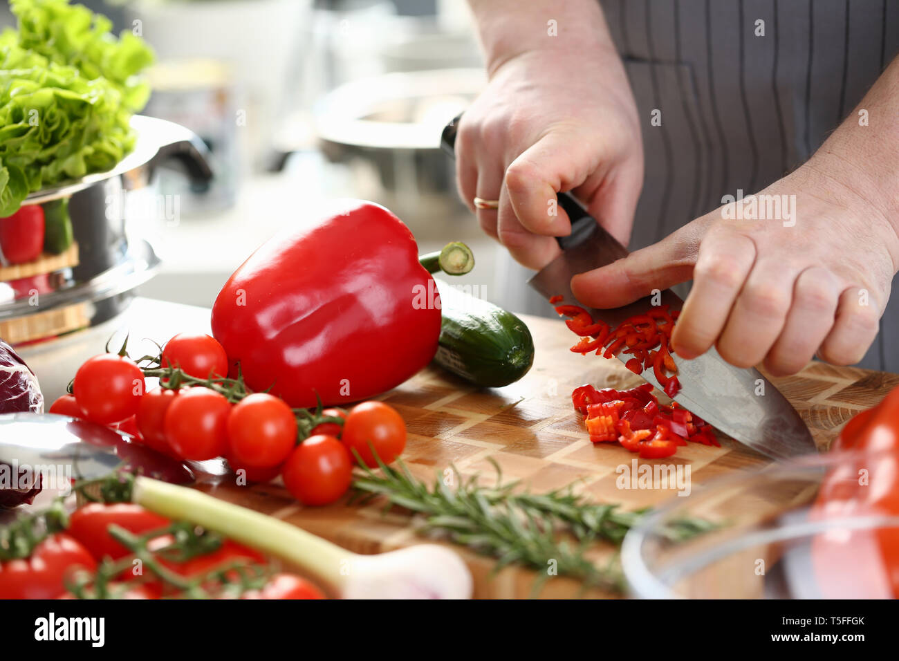 Männliche Hände Schneiden roten Bio Pfeffer Zutat Stockfoto