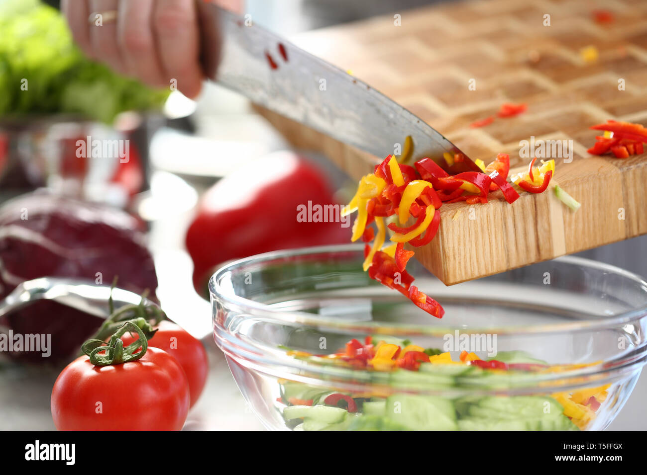 Bunte Gelb gehackten Chili Gießen Schüssel Stockfoto