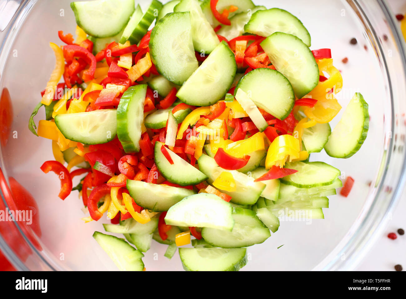 Glasschale mit pflanzlichen Zutaten Salat Stockfoto