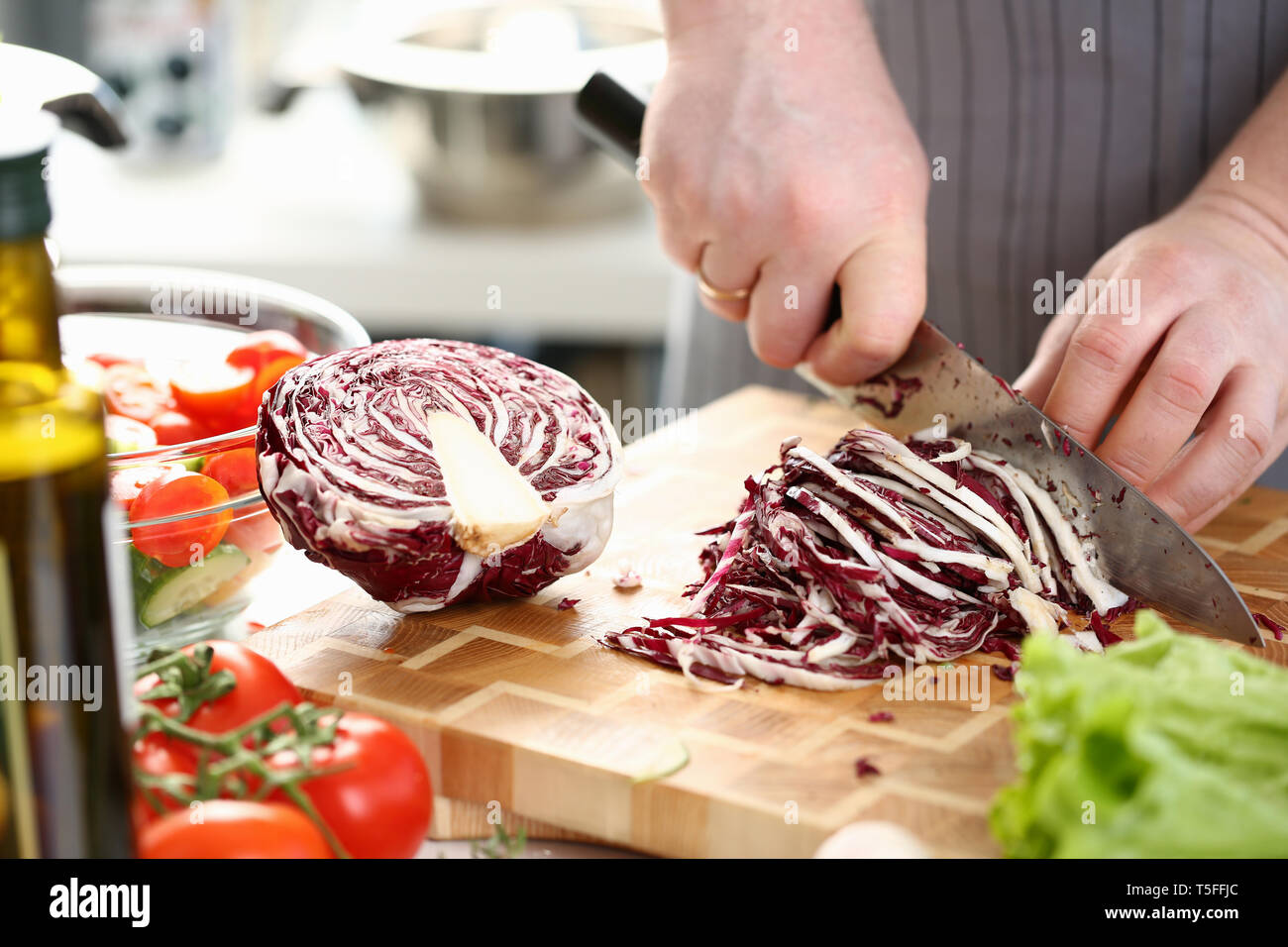 Koch Hände Schneiden Lila Salat Rotkohl halbieren Stockfoto
