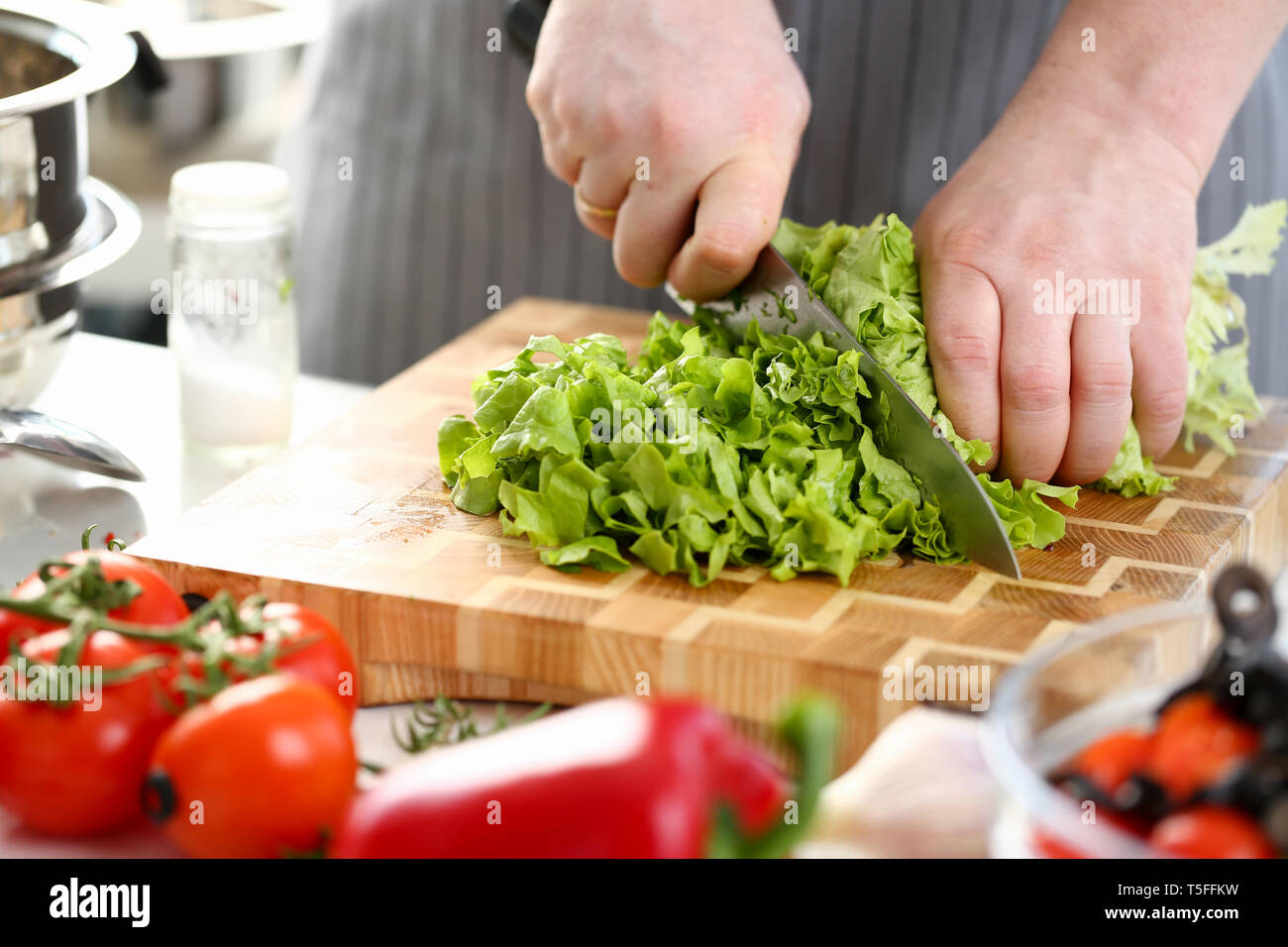 Koch Hände Schneiden Grüne frischem Salat Zutat Stockfoto
