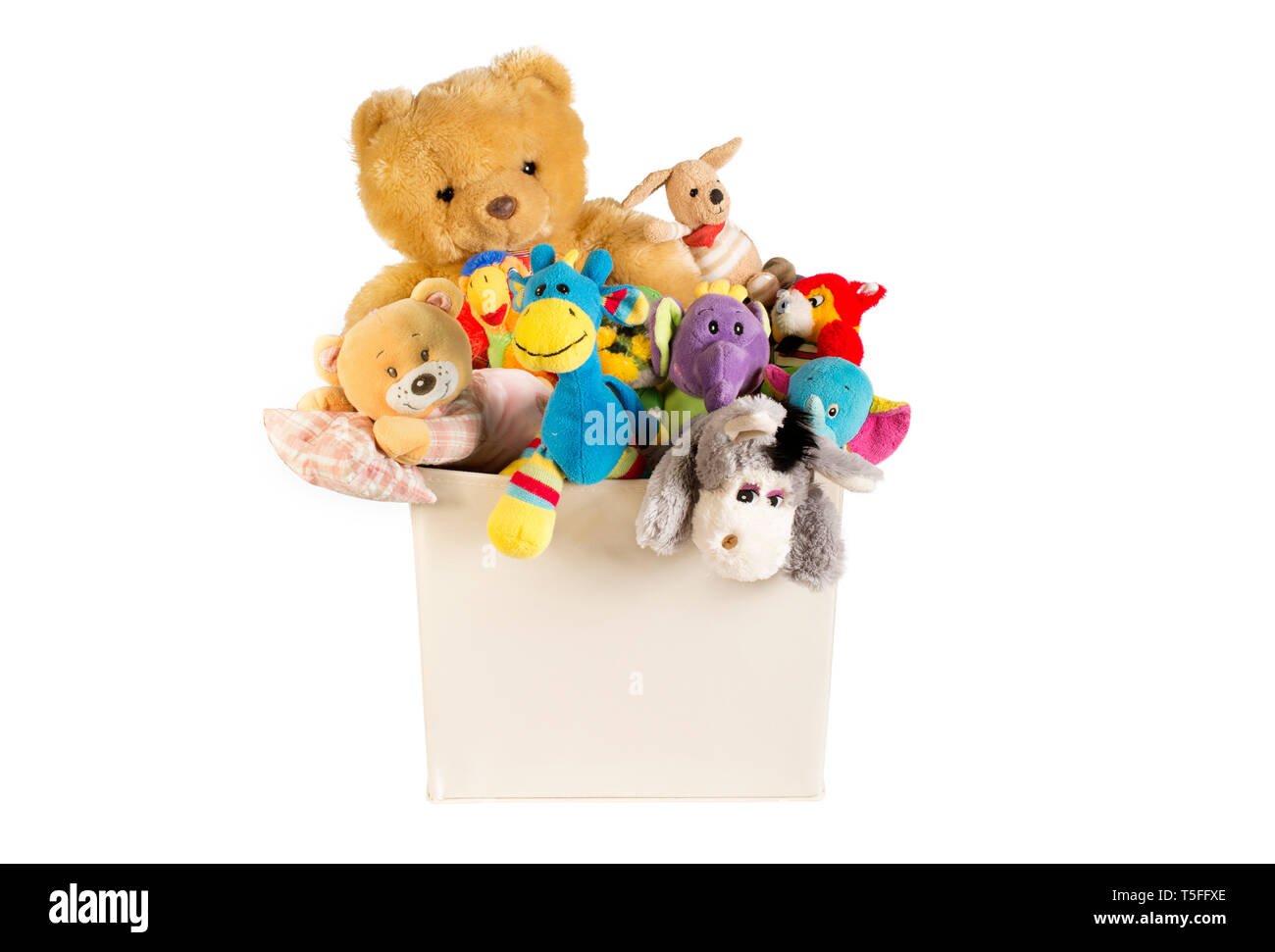 Sammlung von Plüschtieren in Weiß Spielzeug Kasten auf weißem Hintergrund Stockfoto