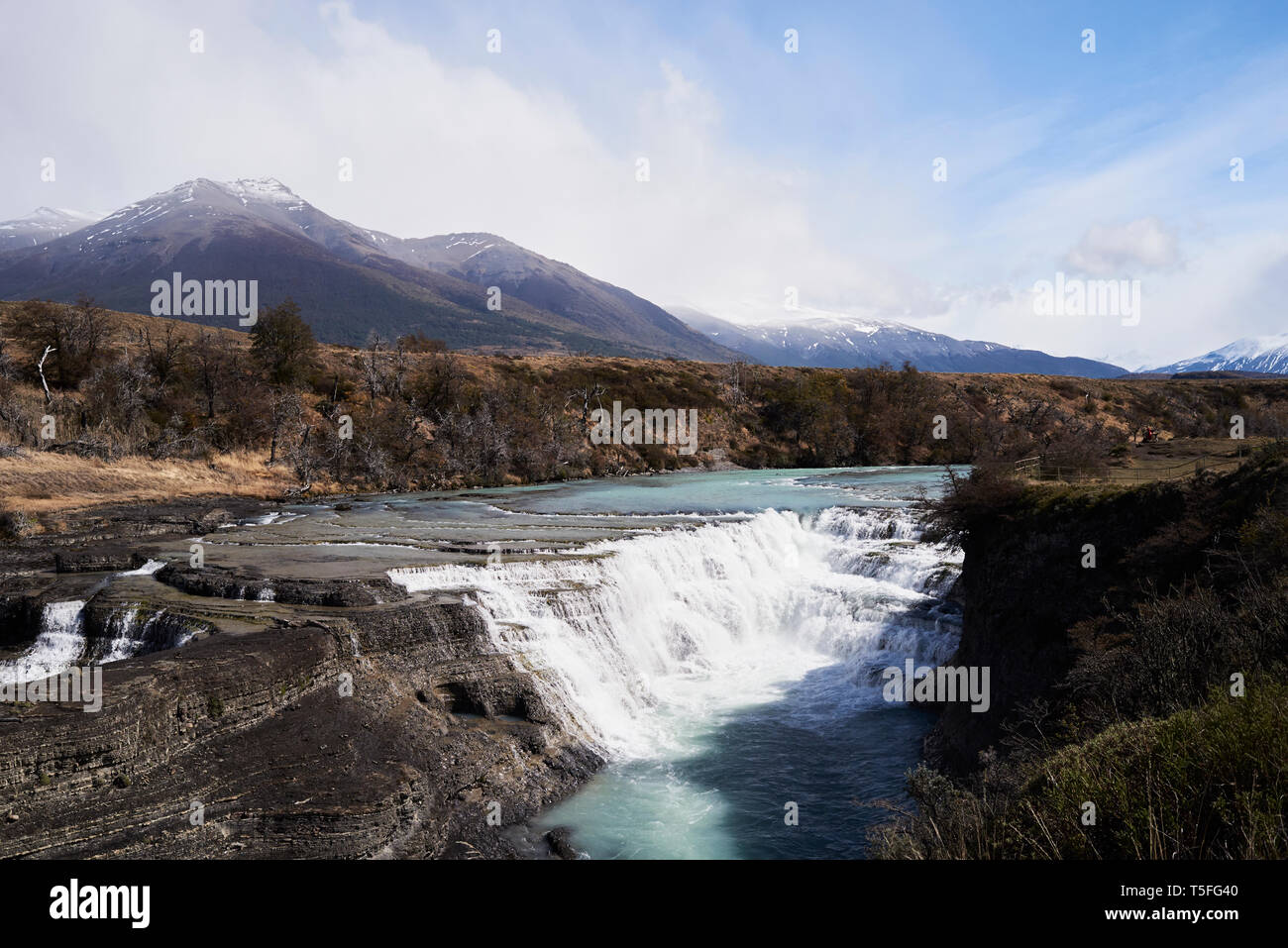 Chile, Patagonien, Landschaft mit Fluss und die Berge von Torres del Paine National Park Stockfoto