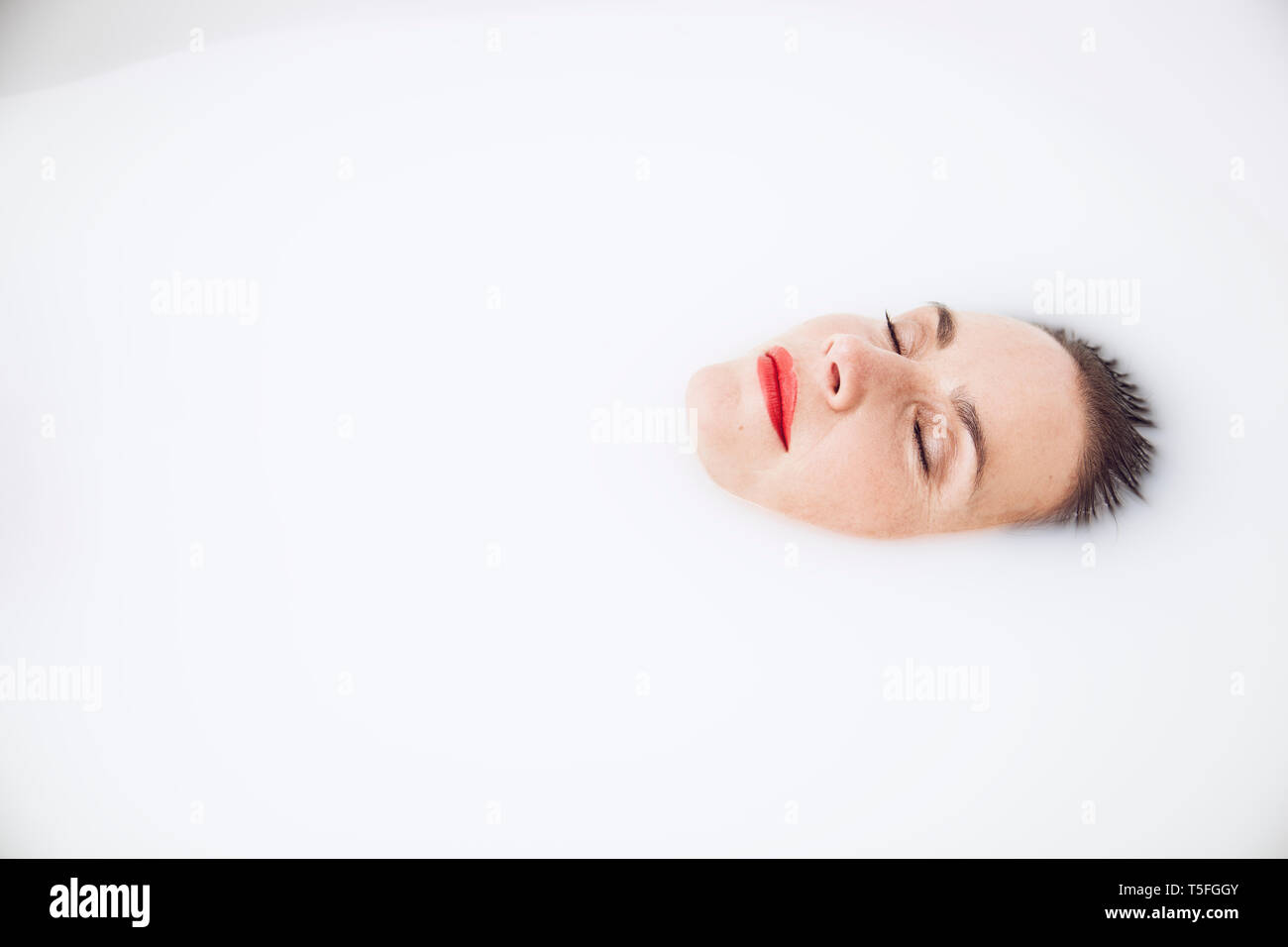 Schöne Frau Entspannung in einem milchbad Stockfoto