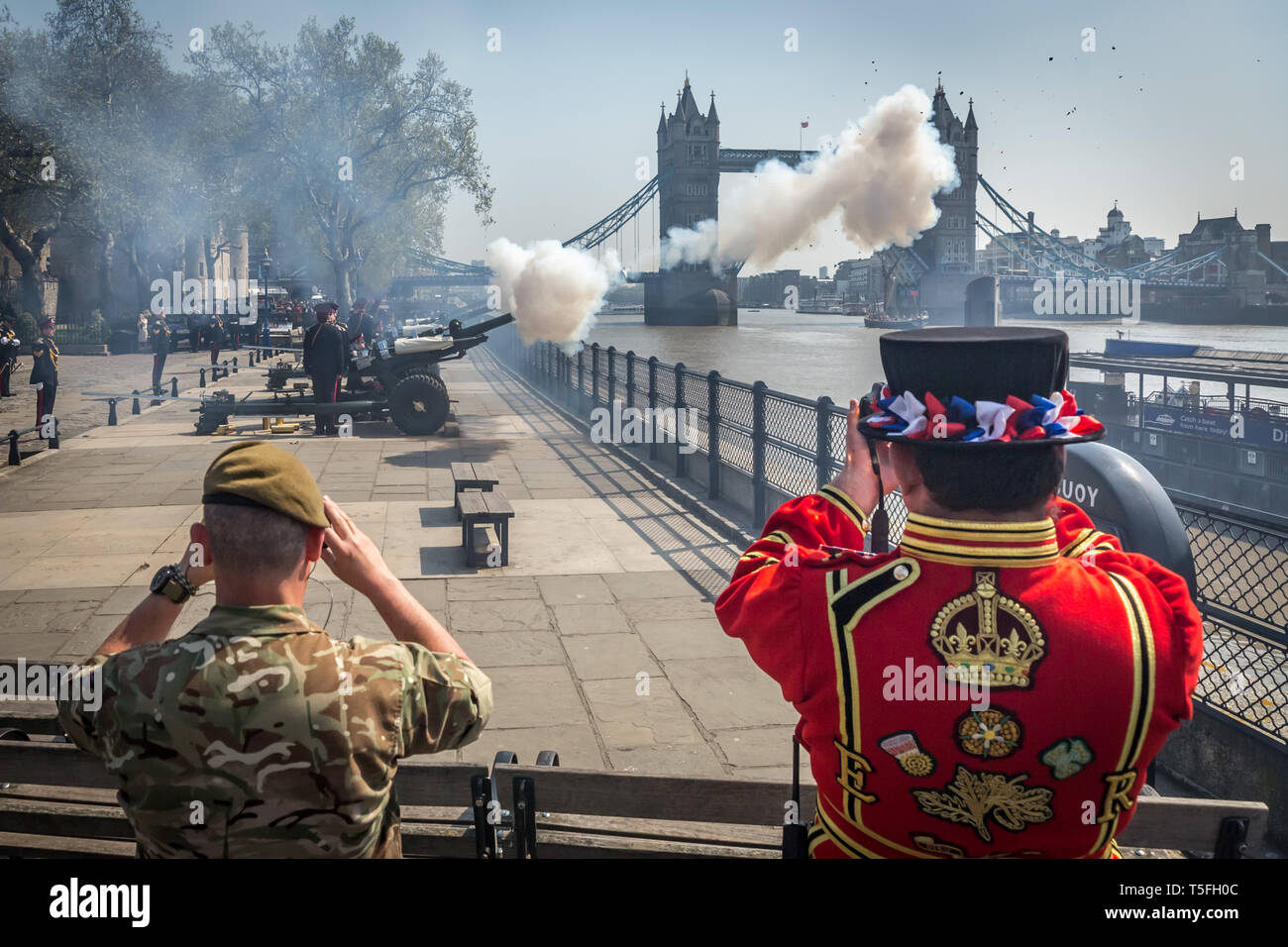 Royal Gun Salute zum 93. Geburtstag der Königin von der Honourable Artillery Company bei HM Tower von London. Stockfoto