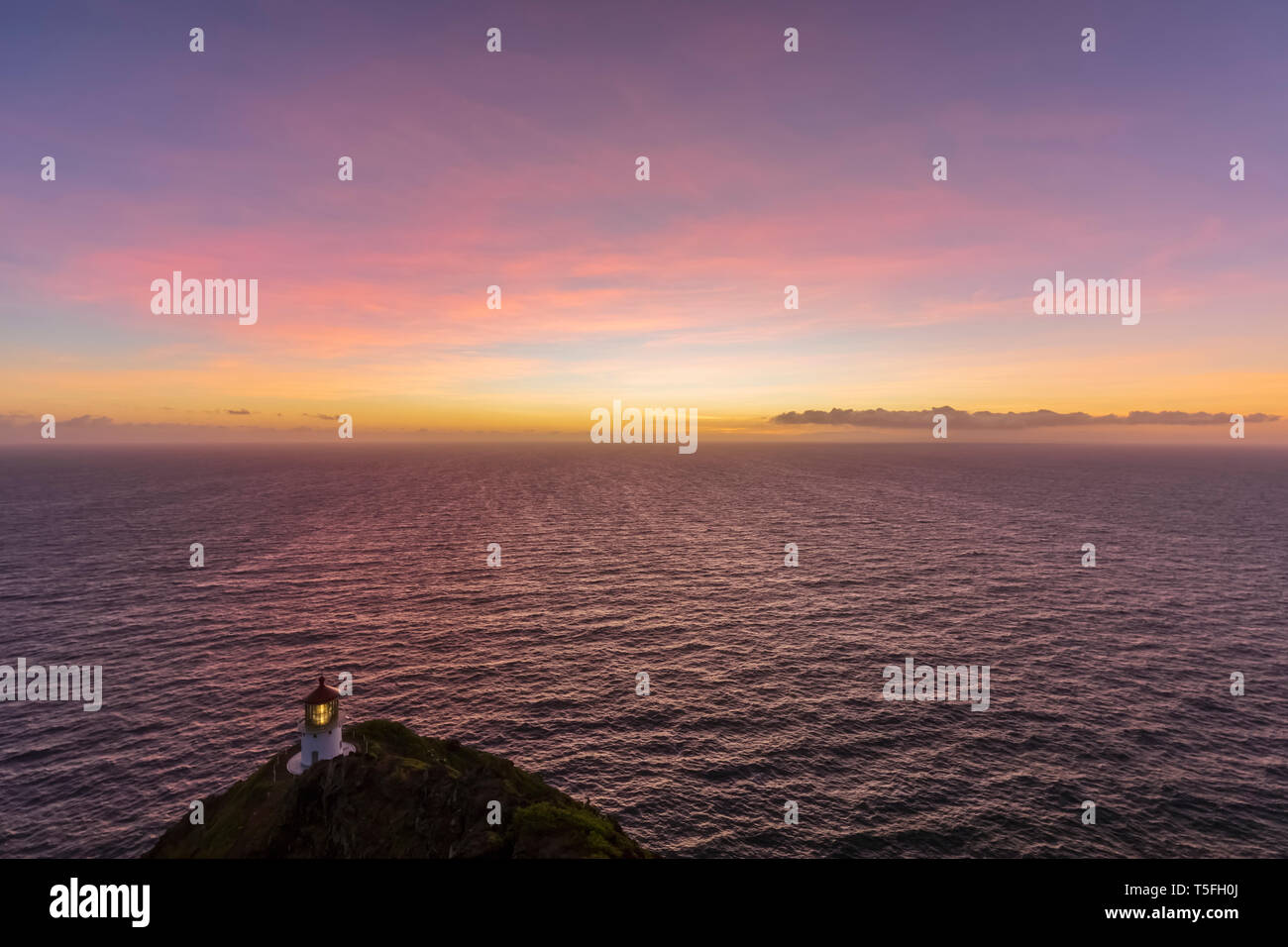 USA, Hawaii, Oahu, Honolulu, Ansicht von Makapu'u Point, Leuchtturm vor Sonnenaufgang Stockfoto