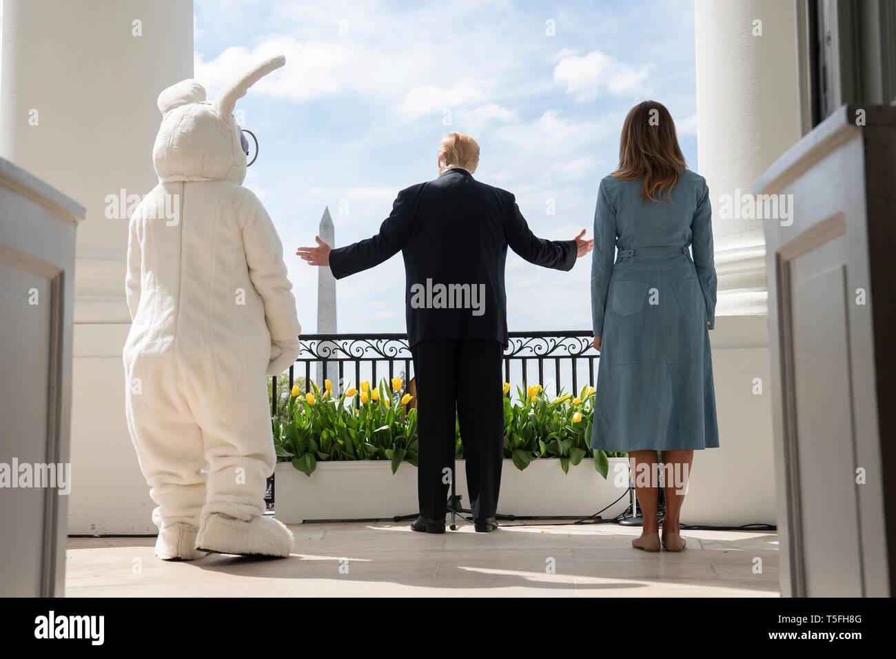 Us-Präsident Donald Trump und First Lady Melania Trump melden Sie dem Osterhasen bei der Bekanntgabe der Anfang des jährlichen Weiße Haus Easter Egg Roll Event aus dem Süden Portico Balkon des Weißen Hauses April 22, 2019 in Washington, DC. Dies ist das 141 Jahr für das Frühjahr stattfindenden Veranstaltung. Stockfoto