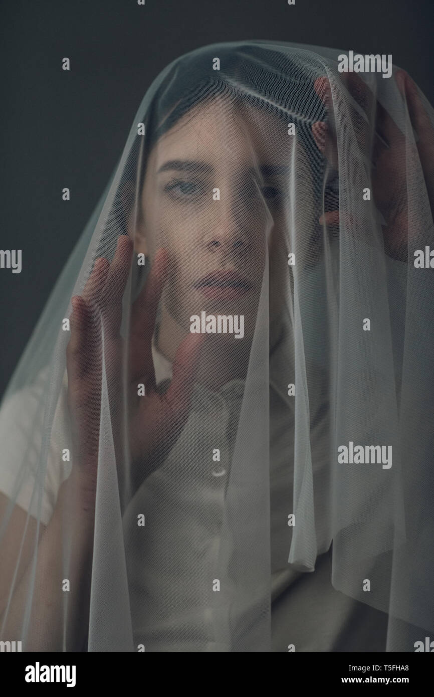 Melancholisch Frau unter einem Schleier Stockfoto