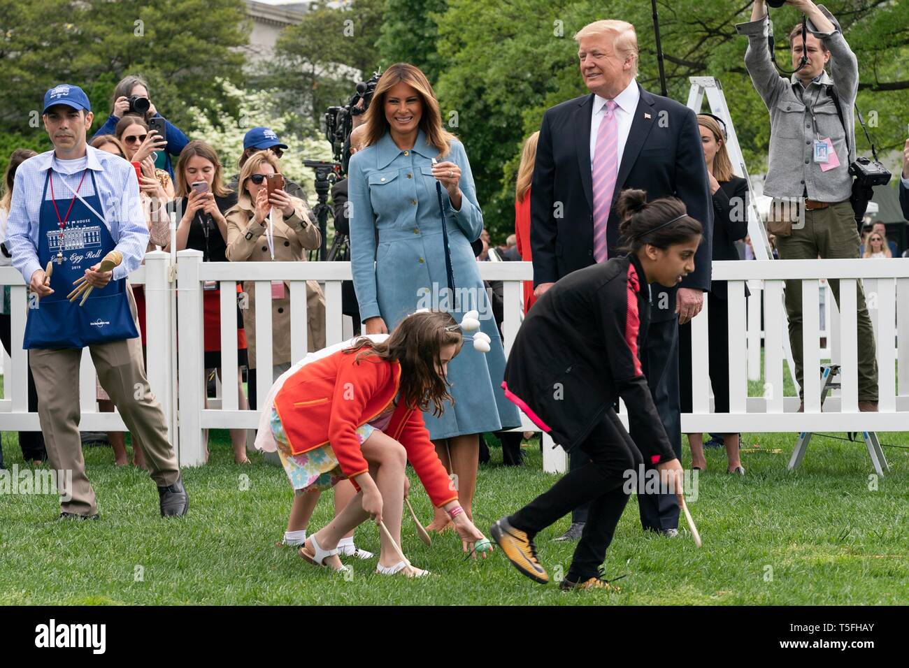 Us-Präsident Donald Trump und First Lady Melania Trump beobachten Die eierbrötchen Rennen während der jährlichen Weiße Haus Easter Egg Roll Event auf dem Südrasen des Weißen Hauses April 22, 2019 in Washington, DC. Dies ist das 141 Jahr für das Frühjahr stattfindenden Veranstaltung. Stockfoto