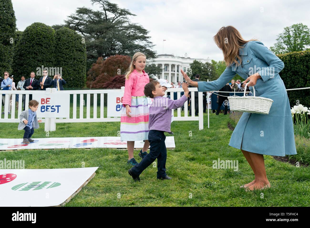 Us-First Lady Melania Trump am hopse Spiel während des Weißen Hauses Easter Egg Roll Event auf dem Südrasen des Weißen Hauses April 22, 2019 in Washington, DC. Dies ist das 141 Jahr für das Frühjahr stattfindenden Veranstaltung. Stockfoto