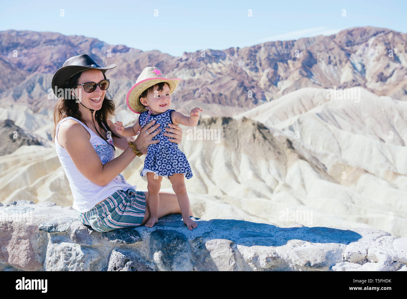USA, Kalifornien, Death Valley National Park, 20 Mule Team Canyon, Mutter und Baby Mädchen an einer Wand Stockfoto