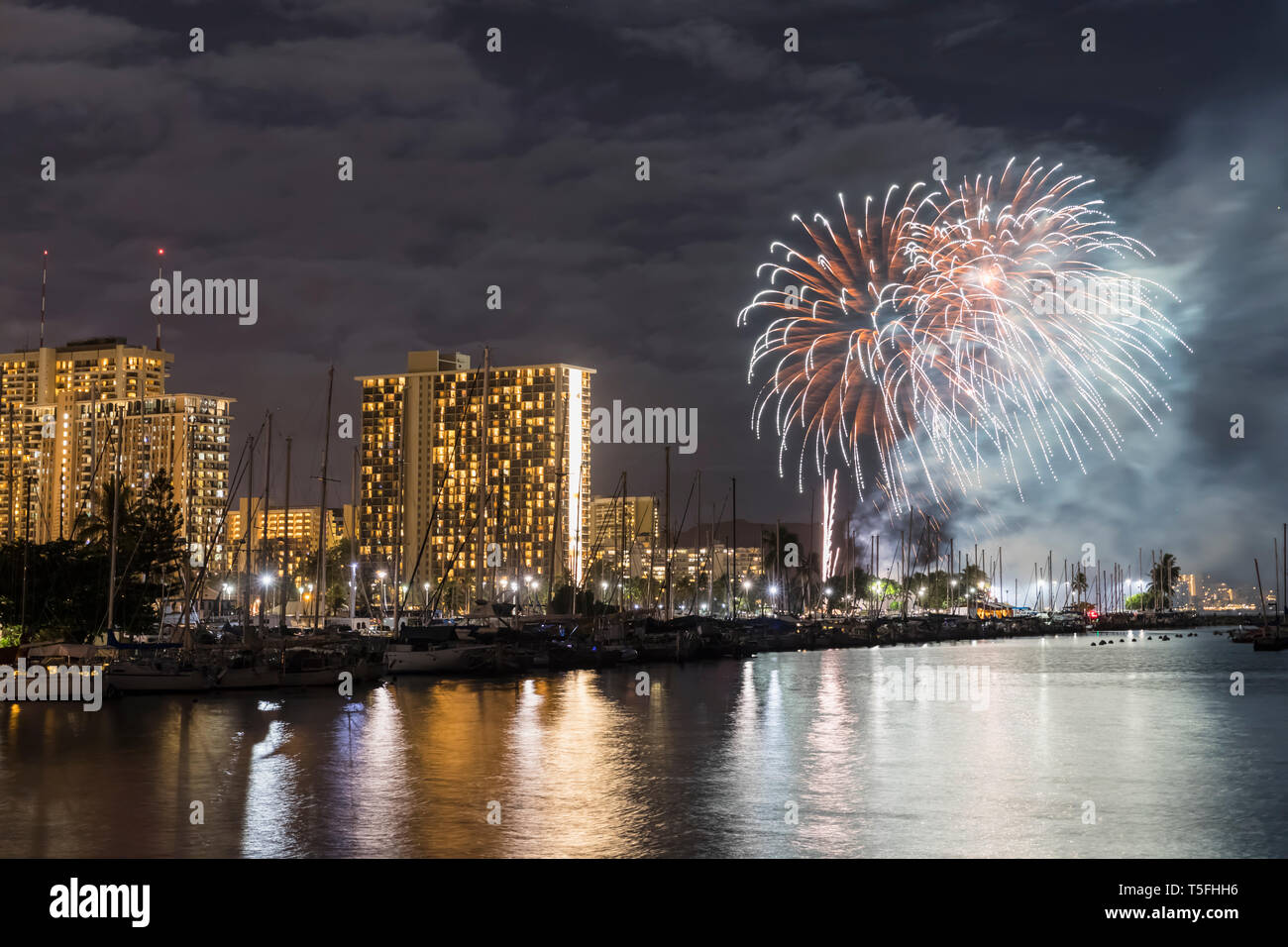USA, Hawaii, Oahu, Honolulu bei Nacht mit Feuerwerk Stockfoto