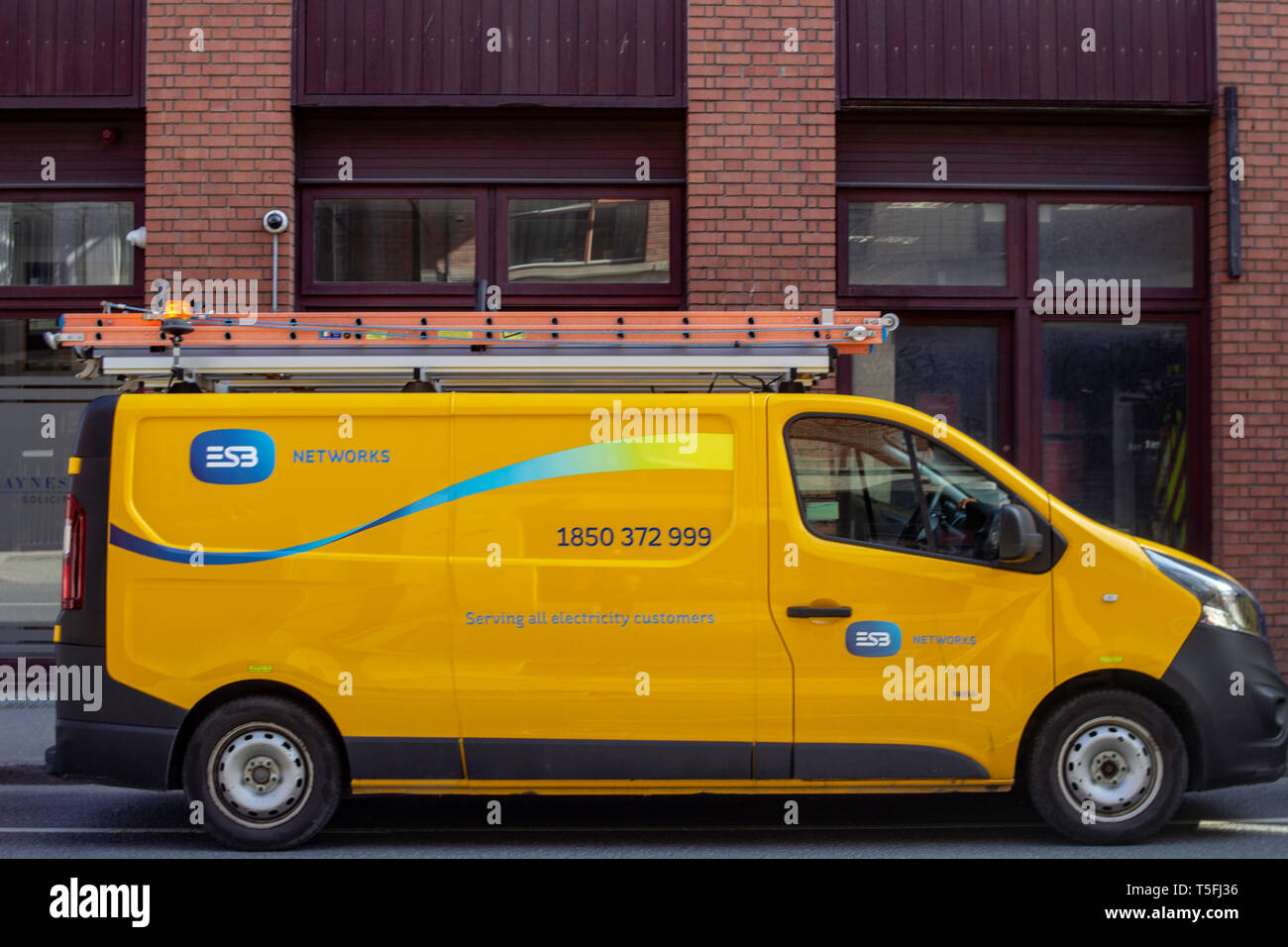 Ein ESB Networks van in einer Hauptverkehrsstraße in Dublin, Irland geparkt. Stockfoto