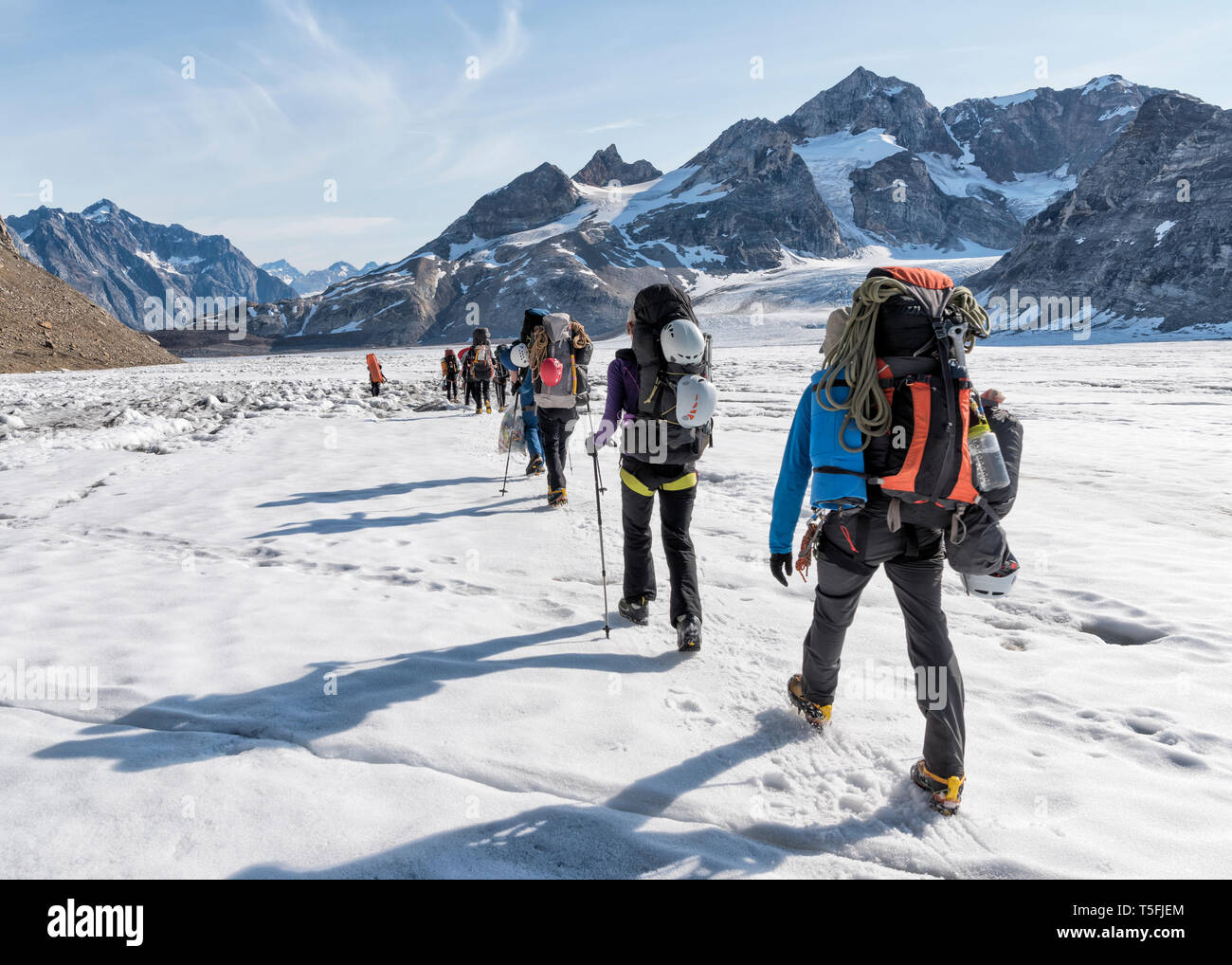 Grönland, Sermersooq, Kulusuk, Schweizerland Alpen, Gruppe von Menschen zu Fuß im Schnee Stockfoto