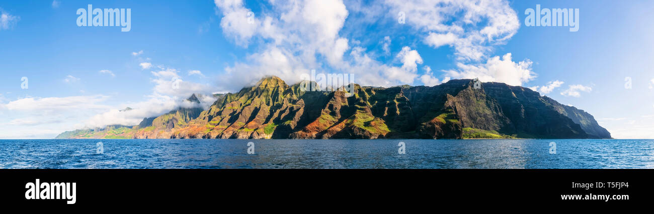 USA, Hawaii, Kauai, Na Pali Küste Staat Wilderness Park, Panoramaaussicht von Na Pali Küste Stockfoto