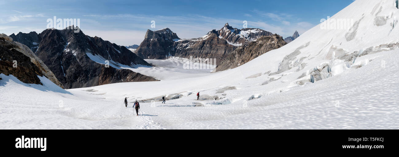 Grönland, Sermersooq, Kulusuk, Schweizerland Alpen, Gruppe von Menschen zu Fuß im Schnee Stockfoto